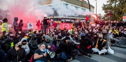 Wściekłość po orzeczeniu TK wylała się na polskie ulice. Tak wyglądały protesty [DUŻO ZDJĘĆ]