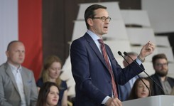 Mniej zwolenników premiera Morawieckiego i rządu. SONDAŻ CBOS