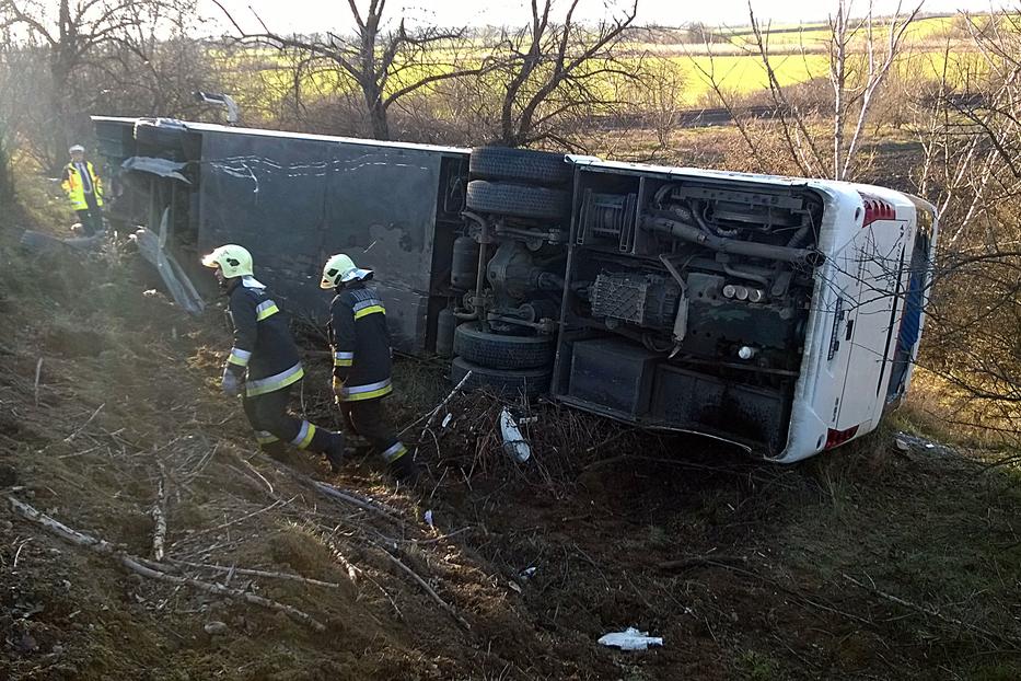 Több sérültet a tűzoltók szabadítottak ki a roncsok közül