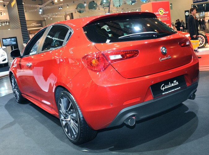 Essen Motor Show kręci się na całego! To prawdziwe targowisko próżności, mocy i błyszczących karoserii. Wystawa w Essen jest najbardziej oczekiwaną imprezą tuningową na świecie. Właśnie tam, jak do Mekki, ciągną fani najdziwniejszych czterech kółek…