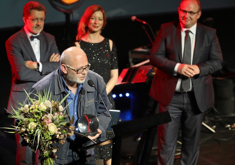  Laureat Nagrody im. Wisławy Szymborskiej Marcin Sendecki (L) podczas uroczystej gali wręczenia wyróżnień