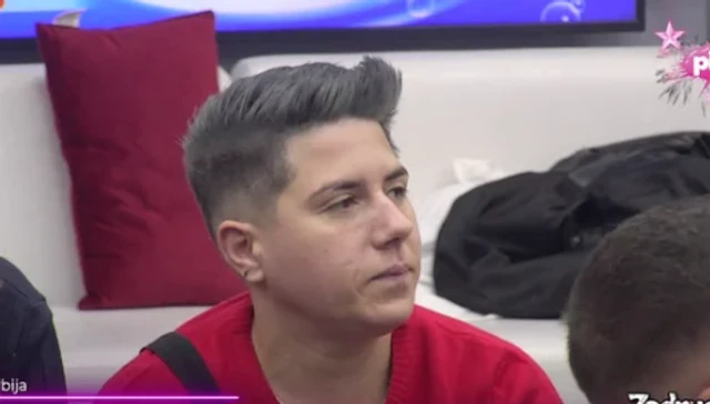 Mislile da je idealno mesto, a KAMERA UHVATILA SVE! Ovo je PRVI ISTOPOLNI POLJUBAC U RIJALITIJU koji je gledaoce ostavio u neverici (FOTO)