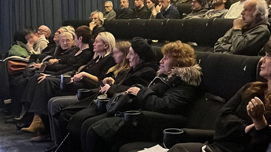 Jelena Đukić briše ćerki suze na komemoraciji