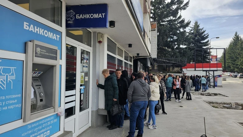 Ispred banke u Leposaviću najviše su čekali zaposleni u predškolskim ustanovama