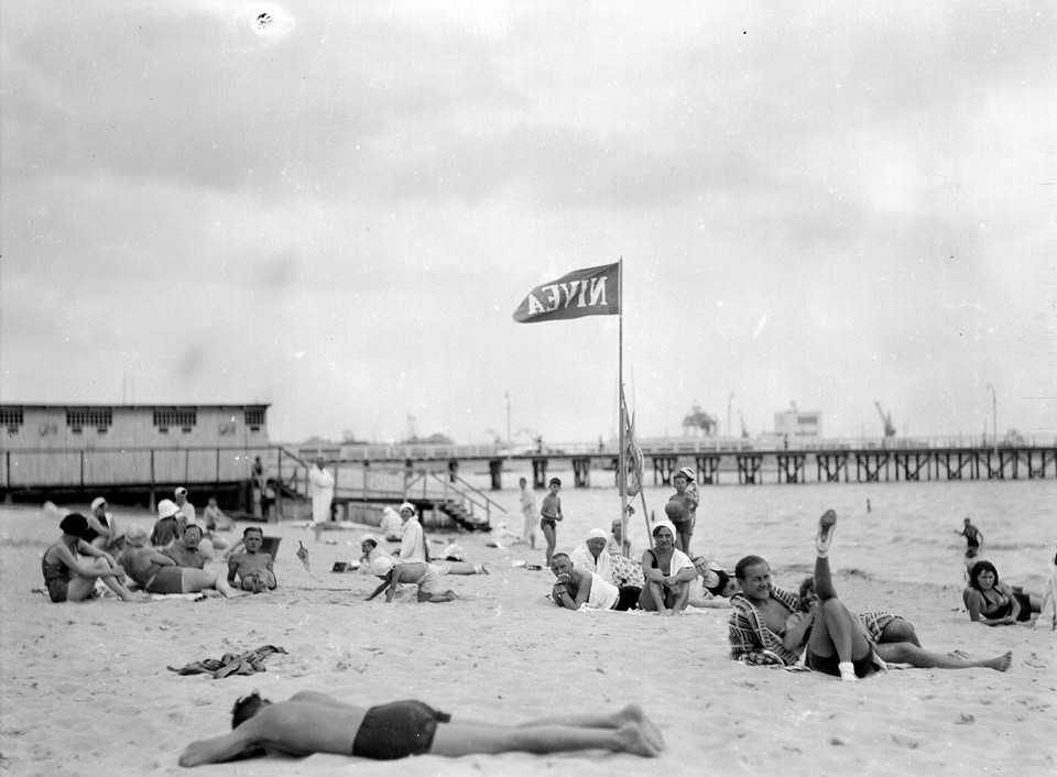 Plażowicze podczas wypoczynku nad Morzem Bałtyckim, lipiec 1932 (NAC)