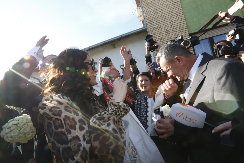 Ceca sa majkom Mirom (podigla je ruku) i Bogdaninim Ocem Bogdanom