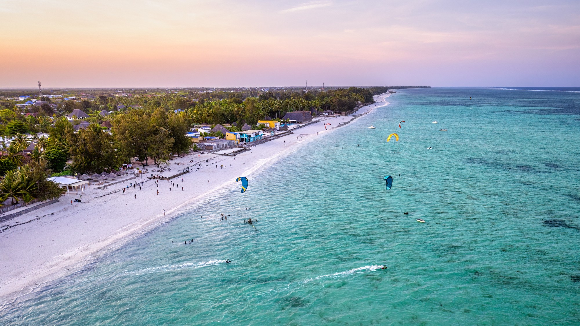Vzdušný pohľad pri západe slnka na pláž Paje.
