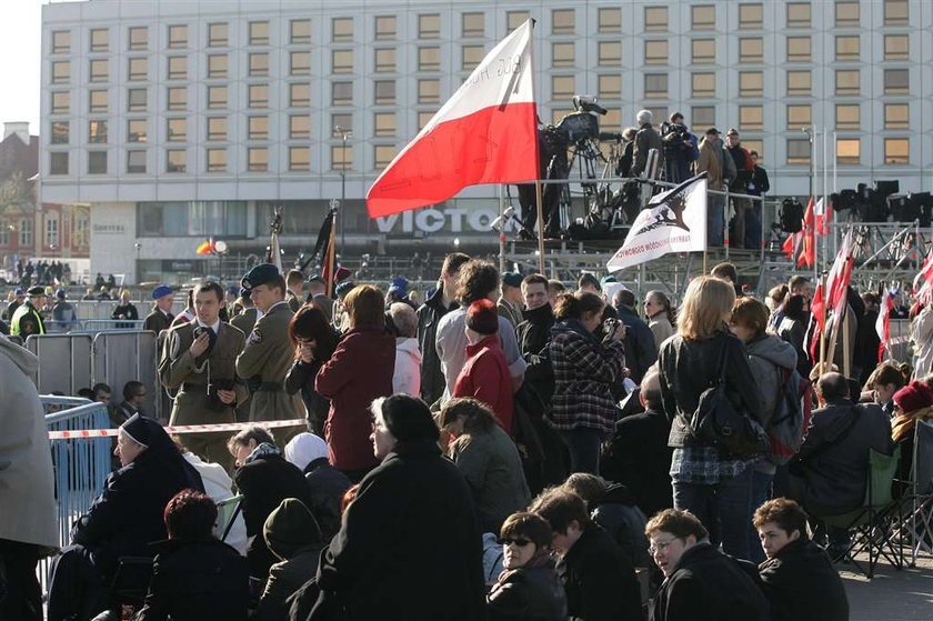 Ludzie zbierają się na Placu Piłsudskiego