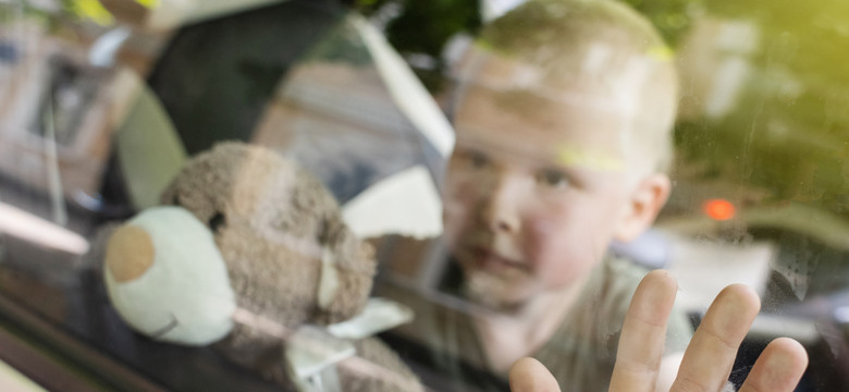 Dziecko zamknięte w rozgrzanym samochodzie. Kiedy możesz wybić szybę?