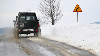 Trudne warunki na drogach w całej Polsce. Ostrzeżenia dla kierowców