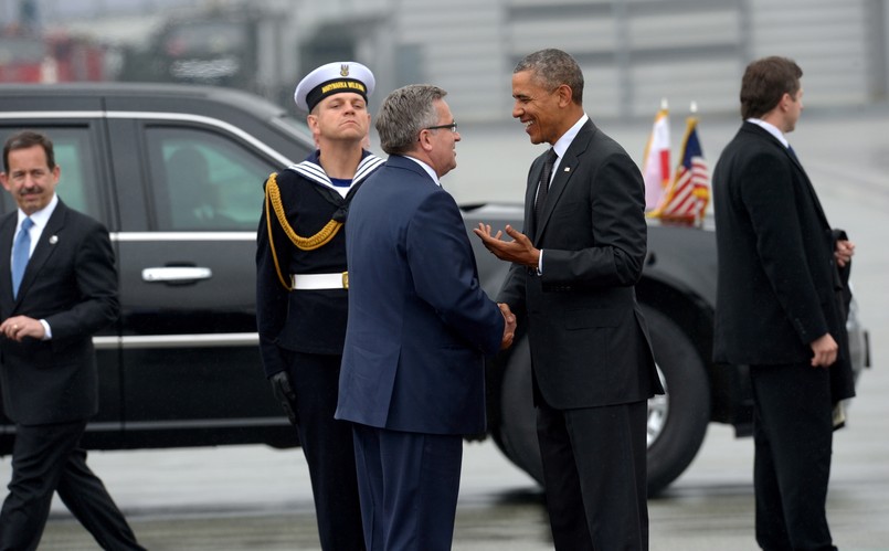 Bronisław Komorowski powitał Baracka Obamę na warszawskim Okęciu. Prezydenci spotkali się na lotnisku ze stacjonującymi w Polsce amerykańskimi żołnierzami. Po krótkiej rozmowie najważniejszy człowiek Stanów Zjednoczonych usiadł na tylnej kanapie Bestii i pod eskortą przejechał ulicami Warszawy do Belwederu. Zobacz, jakie sekrety skrywa na pokładzie limuzyna głowy największego mocarstwa świata…