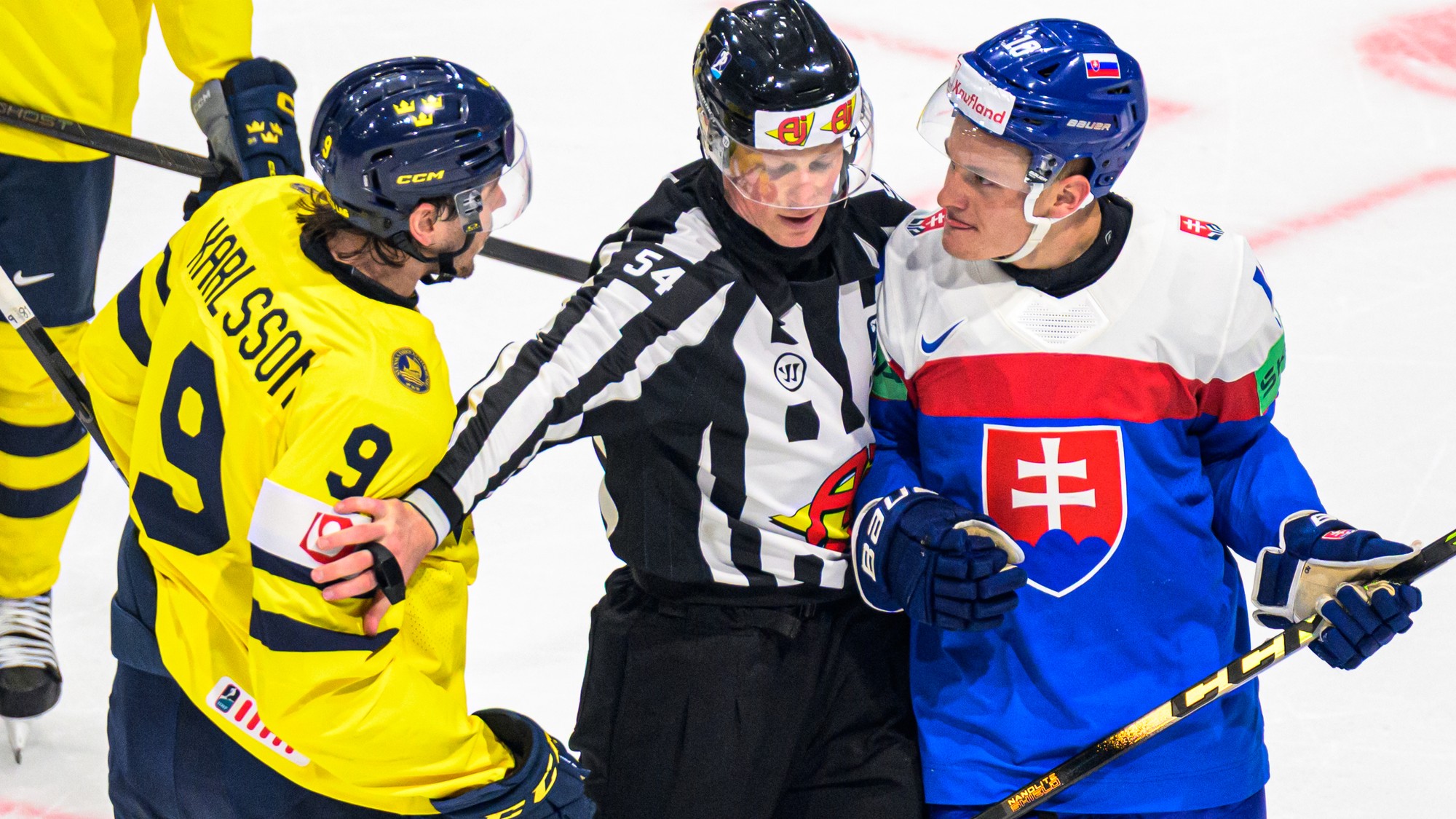 Vľavo hokejista Linus Karlsson (Švédsko) a vpravo Adam Sýkora (Slovensko). 