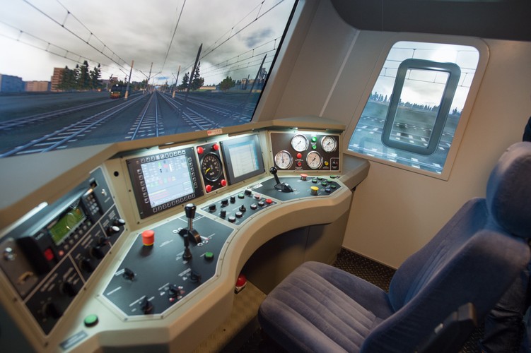 Urządzenie może odwzorować trasy kolejowe z całego świata w technologii 3D. Maszynista podczas szkolenia w oknach kabiny obserwuje realistyczny obraz otoczenia. Obraz na monitorach uwzględnia wszelkie elementy otoczenia: maszyny, ukształtowanie terenu, obiekty oraz zachowania ludzi i zwierząt. 

<br><br>fot. (gm/kru) PAP/Grzegorz Michałowski