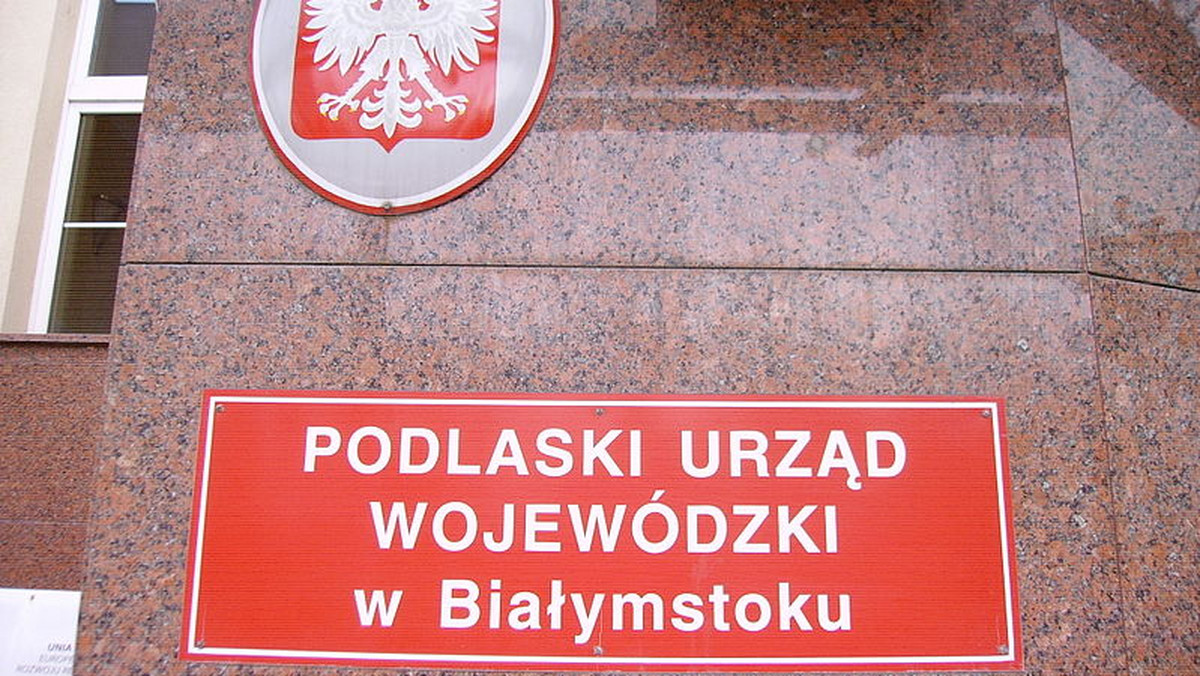 Urzędnicy białostockiego starostwa powiatowego dostali pół roku na wyprowadzenie się z budynku podlaskiego urzędu wojewódzkiego. Wojewoda chce ich wysiedlić, bo sam ma trudności lokalowe. Starosta białostocki odpowiada, że jego urzędnicy nie mają dokąd pójść.