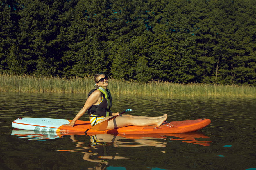 Niedopompowana deska do stand up paddling oznacza leżakowanie na jeziorze