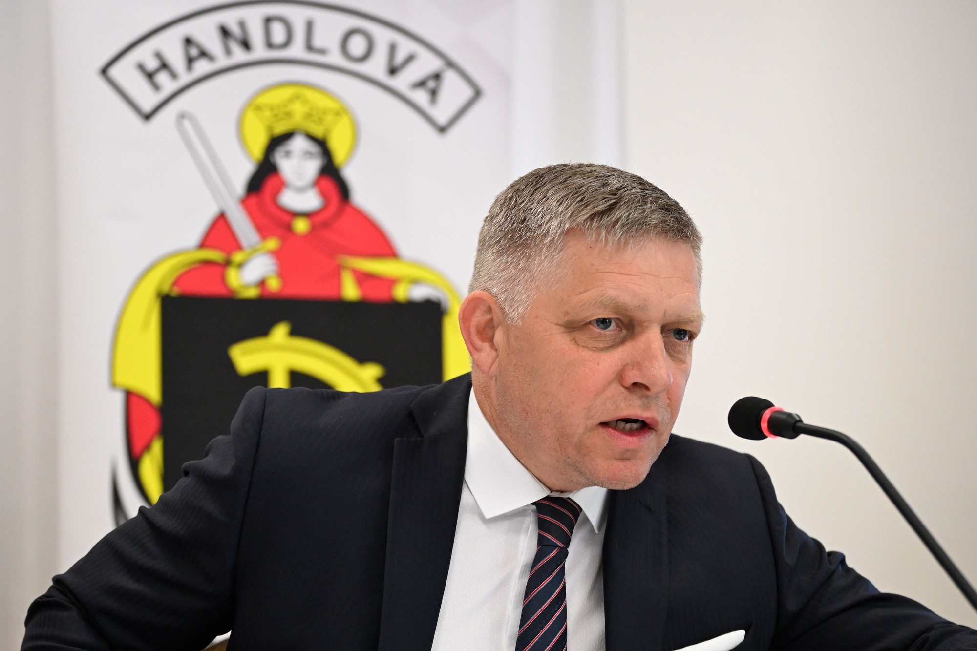 Predseda vlády SR Robert Fico (Smer-SD) na rokovaní vlády v Handlovej.