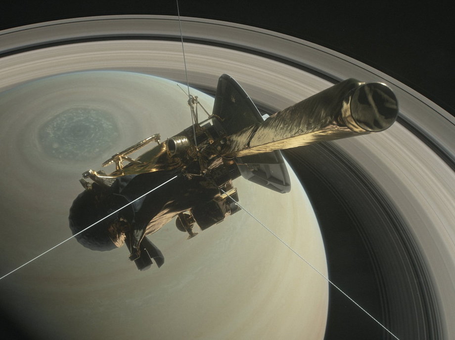 Wizualizacja sondy Cassini nad sześciokątnym punktem na biegunie planety