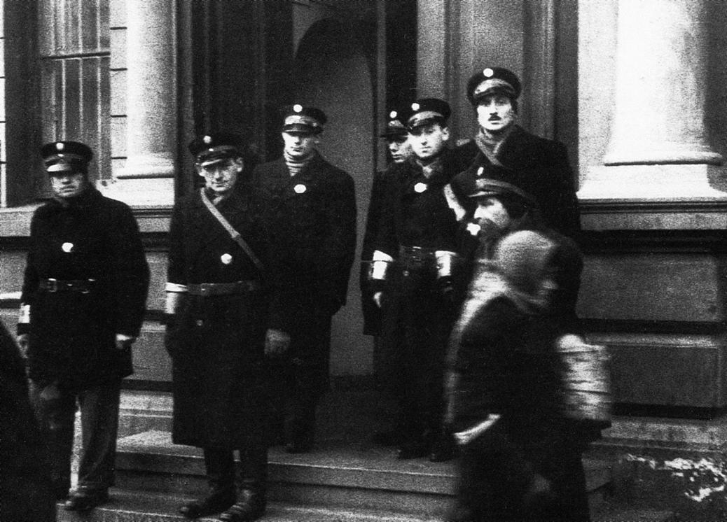 Grupa żydowskich policjantow przed wejściem do siedziby Judenratu przy ulicy Grzybowskiej 26, Warszawa