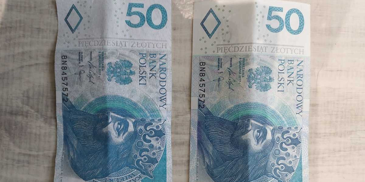 Podrobione przez oszustów banknoty o nominale 50 zł.
