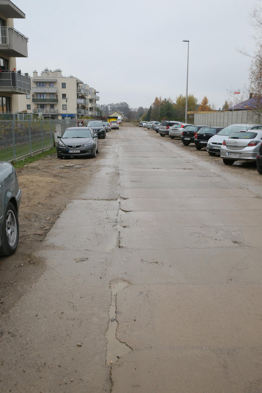 Deweloper obiecał mieszkańcom asfalt i chodnik. Zamiast drogi, jest błoto i dziury