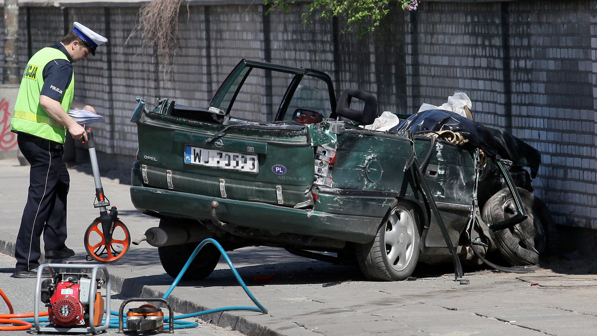 W niedzielę rano doszło do dwóch wypadków, w których zginęły dwie osoby - w Warszawie i w Nieporęcie - poinformowała Komenda Stołeczna Policji. Do zderzenia dwóch aut doszło rano na warszawskim Mokotowie. W wyniku wypadku nie żyje pasażerka jednego z samochodów - dowiedział się Onet.