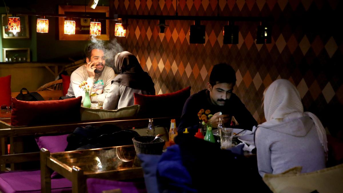 Irańczycy w kawiarni w Teheranie