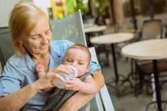 1500 zł co miesiąc. Te warunki musisz spełnić, by dostać 'babciowe'