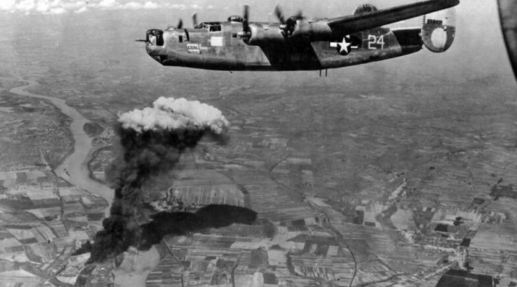 A korabeli fotón az amerikaiak repülőgépe éppen 
Almásfüzitőt szórta meg 
bombákkal
