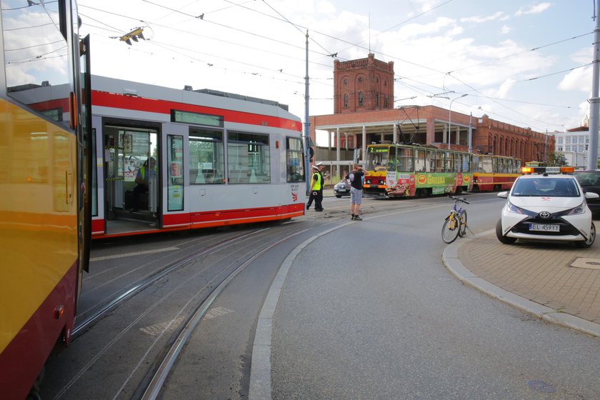 W Łodzi tramwaj się wykoleił. Piotrkowska bez komunikacji.