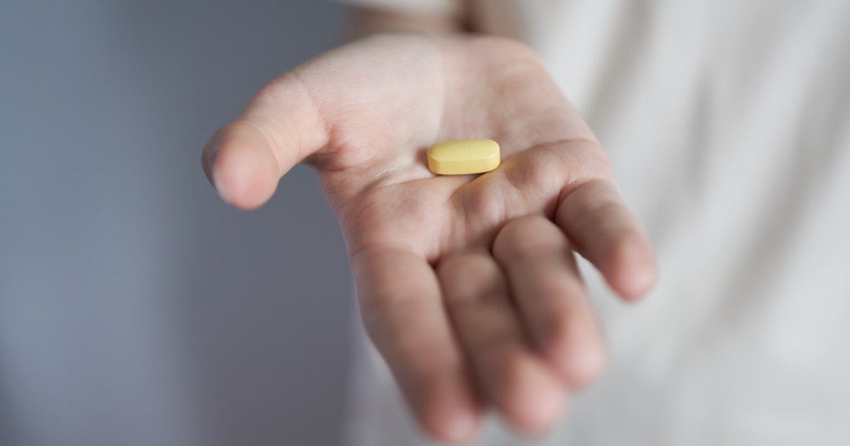 Ze sceny słyszę, iż lekarze zabijają. Publiczność bije brawo