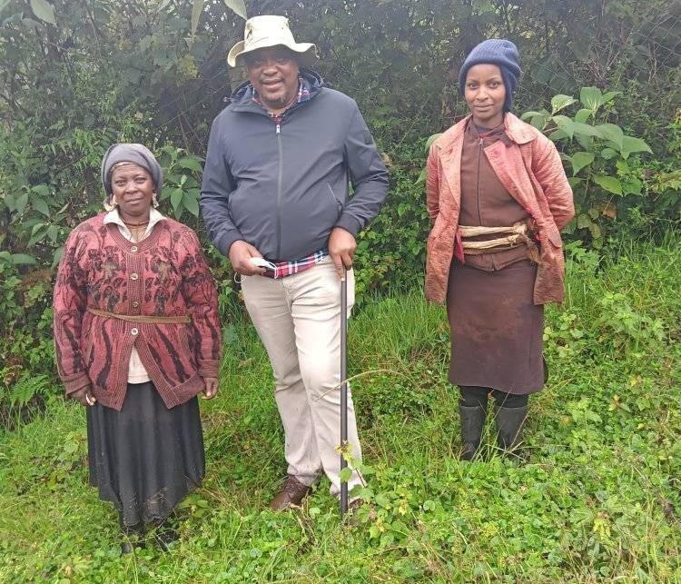 President Uhuru Kenyatta shares a moment with residents in Gatundu North