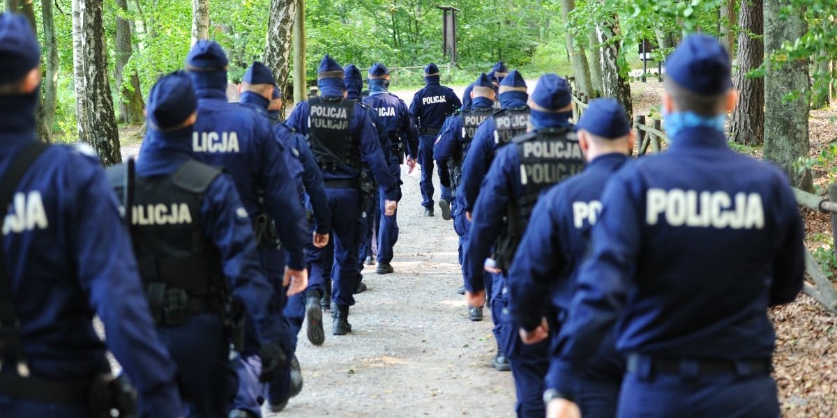 Kobieta zgubiła się w lesie podczas zbierania grzybów. Szybka akcja policji uratowała ją przed niebezpieczeństwem.