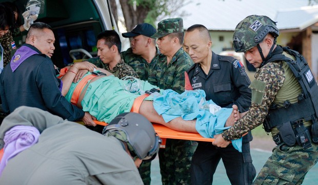 Tajlandski vojnici unose ranjenog civila u vozilo hitne pomoći | Foto: ROYAL THAI ARMY/HANDOUT/EPA/Shutterstock