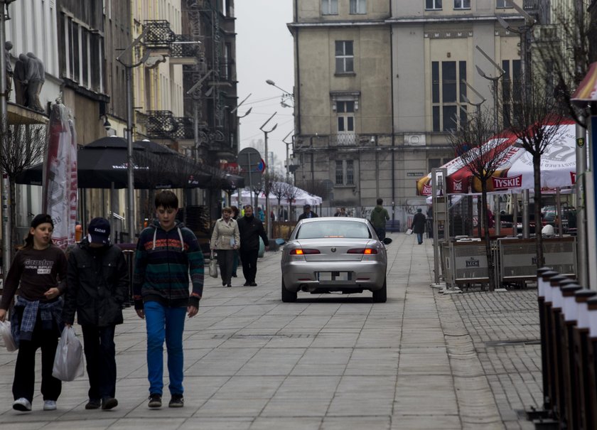 Katowice. Zepsute słupki na Mariackiej blokujące wjazd na ulicę