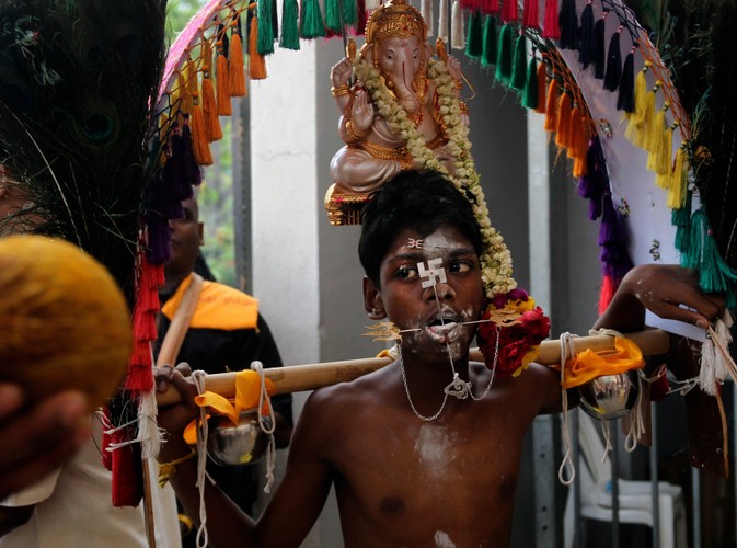 Tradycyjne hinduistyczne ozdoby podane na ostro, między innymi swastyka