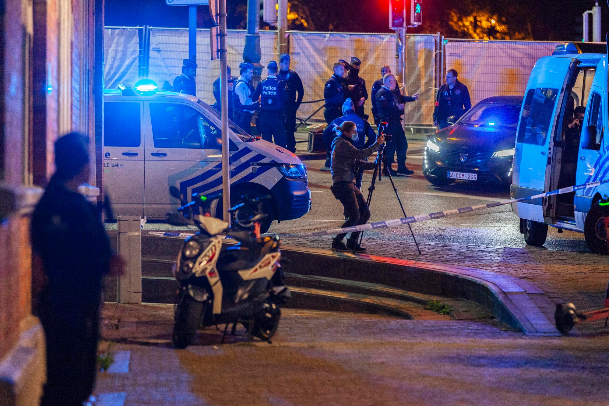 V Bruseli vyčíňal atentátnik a zabil dvoch švédskych fanúšikov. Zápas Belgicko - Švédsko prerušili.