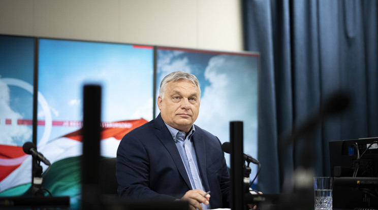 Orbán Viktor a rádióstúdióban/MTI