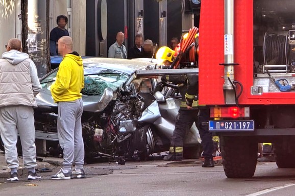 (FOTO) JEZIVA NESREĆA U CENTRU BEOGRADA Autobus udario u automobil, vatrogasci sekli vozilo da izvuku vozača