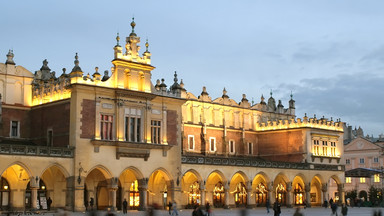 W Sukiennicach można się przyjrzeć konserwacji "Bitwy pod Kaliszem"