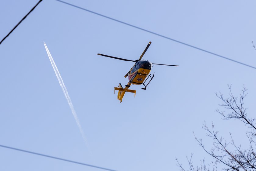 Dramatyczna akcja strażaków w centrum miasta. Helikopter lądował w parku