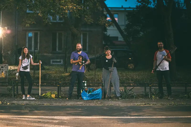 Ekipa Porozumienia dla Pragi obsadziła zaniedbany kawałek ul. Kawęczyńskiej