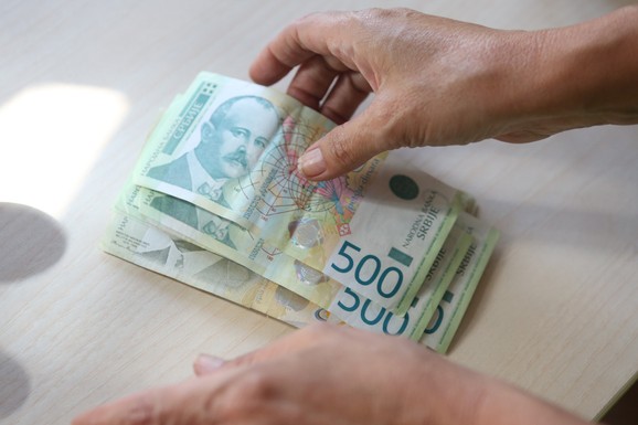 Srednji kurs dinara za evro danas 117,4265, za dolar 100,5364