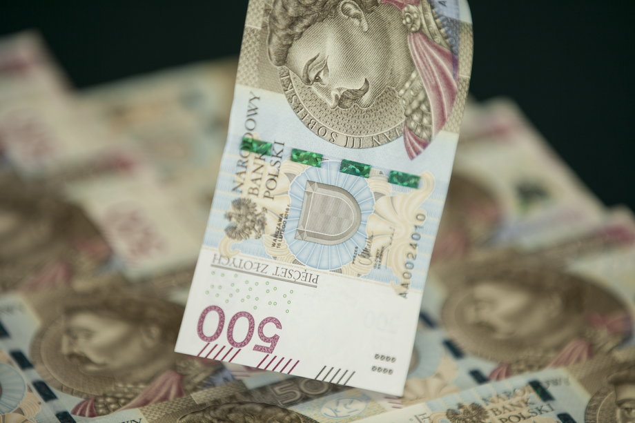 Nowy banknot 500 zł będzie miał dodatkowe zabezpieczenia. To szeroka nitka w strukturze papieru, która zmienia swój kolor od zielonego do niebieskiego. 