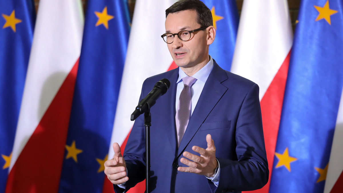 - Część pomysłów zgłaszanych podczas obrad jest już wdrażana lub są na tyle uzgodnione, że mogą zostać wdrożone szybko – podkreślił premier Mateusz Morawiecki podczas sesji plenarnej okrągłego stołu edukacyjnego. Jak dodał, obrady dotyczące oświaty wymagają dłuższego cyklu spotkań.