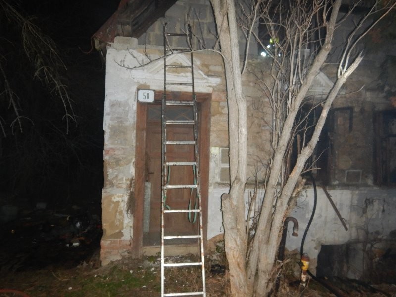 Pri požiari rodinného domu v Dudinciach prišla o život jedna osoba. 