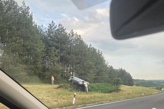 (FOTO) AUTOMOBIL SLETEO SA PUTA, PA SE PREVRNUO Teška saobraćajna nesreća na Bubanj Potoku
