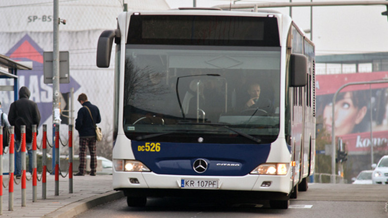 Kraków samochód wjechał w autobus miejski, siedem osób