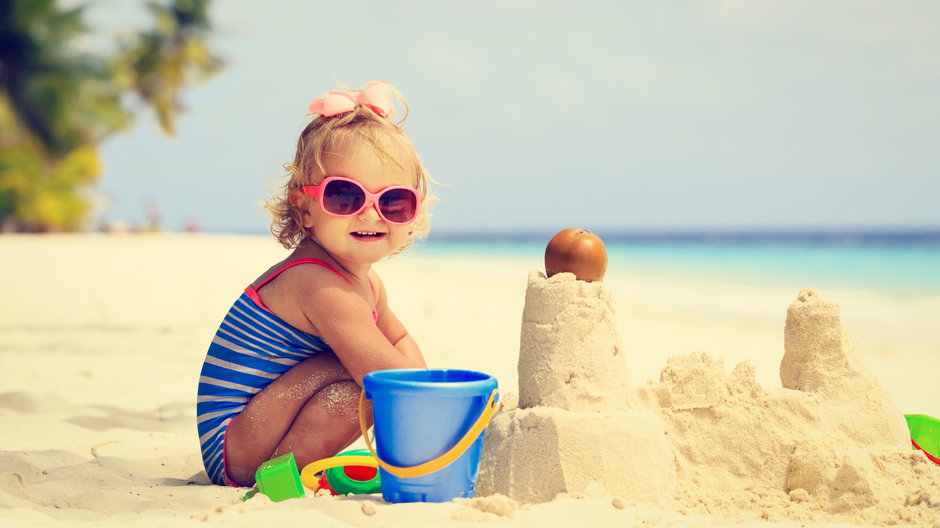 Pozwalasz dziecku bawić się w piasku? Lepiej to przeczytaj