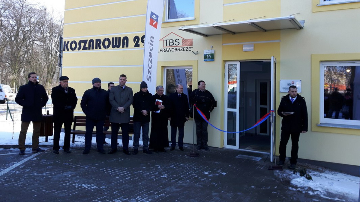 Dziś nastąpiło uroczyste wręczenie kluczy lokatorom nowo wybudowanych budynków przy ul. Koszarowej 24 i 29 w Szczecinie. W sumie oddano do użytku 24 nowe mieszkania.