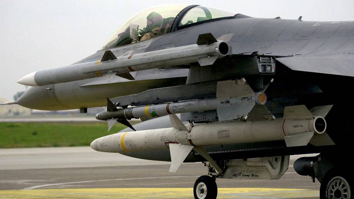 Myśliwiec F-16 uzbrojony w pociski AIM-120 (na górze), AIM-9 (w środku) i AGM-88 (na dole)